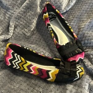 NWT perfect condition Fergalicious by Fergie “Alana” knit print flats sz7.5
